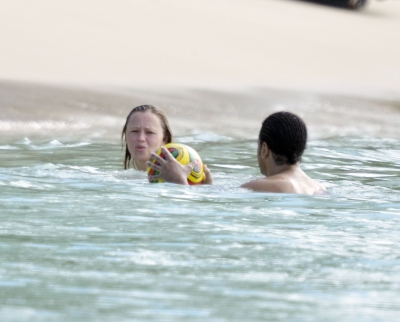 Kimberley_Walsh_on_holiday_in_the_Caribbean_080113_2813429.jpg
