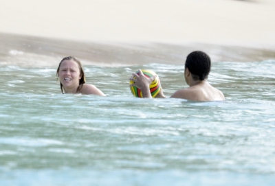 Kimberley_Walsh_on_holiday_in_the_Caribbean_080113_2813529.jpg