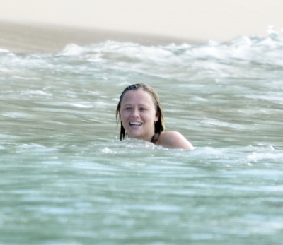 Kimberley_Walsh_on_holiday_in_the_Caribbean_080113_2813629.jpg