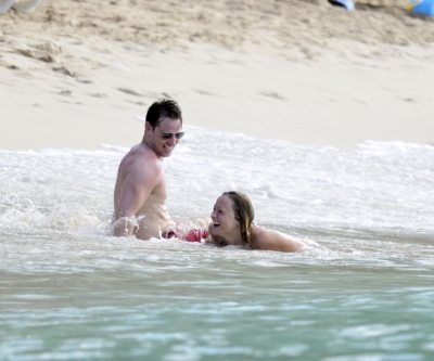Kimberley_Walsh_on_holiday_in_the_Caribbean_080113_2813829.jpg