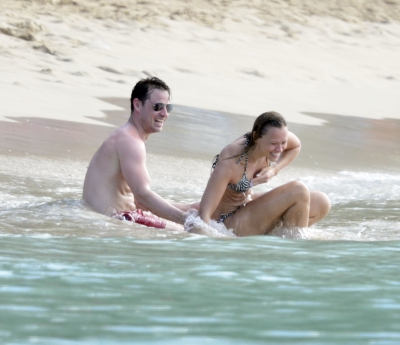 Kimberley_Walsh_on_holiday_in_the_Caribbean_080113_2814029.jpg