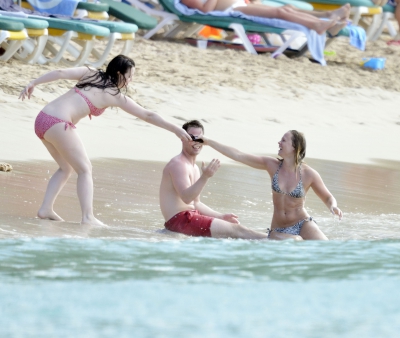 Kimberley_Walsh_on_holiday_in_the_Caribbean_080113_2814229.jpg