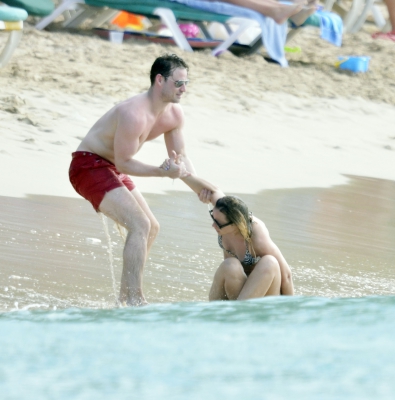 Kimberley_Walsh_on_holiday_in_the_Caribbean_080113_2814829.jpg
