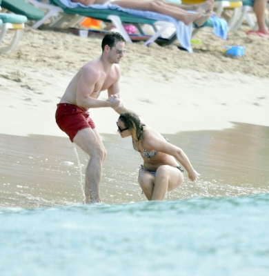 Kimberley_Walsh_on_holiday_in_the_Caribbean_080113_2814929.jpg