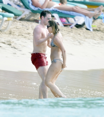 Kimberley_Walsh_on_holiday_in_the_Caribbean_080113_2815029.jpg
