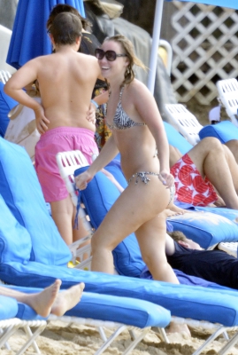 Kimberley_Walsh_on_holiday_in_the_Caribbean_080113_2815829.jpg