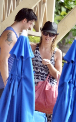 Kimberley_Walsh_on_holiday_in_the_Caribbean_080113_2816129.jpg