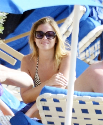 Kimberley_Walsh_on_holiday_in_the_Caribbean_080113_2816729.jpg