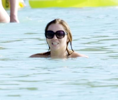 Kimberley_Walsh_on_holiday_in_the_Caribbean_080113_2817929.jpg