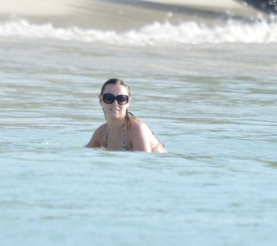 Kimberley_Walsh_on_holiday_in_the_Caribbean_080113_2818029.jpg