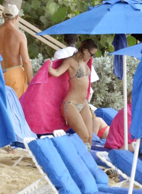 Kimberley_Walsh_on_holiday_in_the_Caribbean_080113_2819129.jpg
