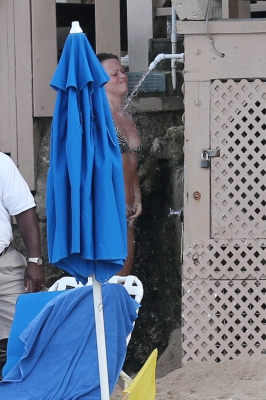 Kimberley_Walsh_on_holiday_in_the_Caribbean_080113_2819829.jpg