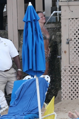 Kimberley_Walsh_on_holiday_in_the_Caribbean_080113_2819929.jpg