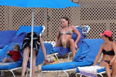 Kimberley_Walsh_on_holiday_in_the_Caribbean_080113_2820129.jpg