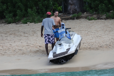 Kimberley_Walsh_on_holiday_in_the_Caribbean_080113_2820429.jpg