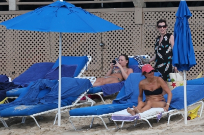 Kimberley_Walsh_on_holiday_in_the_Caribbean_080113_2820529.jpg