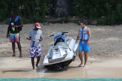 Kimberley_Walsh_on_holiday_in_the_Caribbean_080113_2820629.jpg