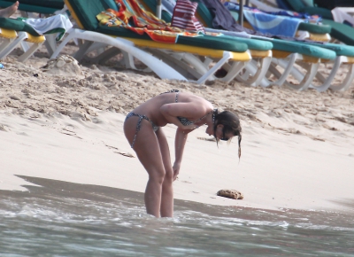 Kimberley_Walsh_on_holiday_in_the_Caribbean_080113_2821129.jpg