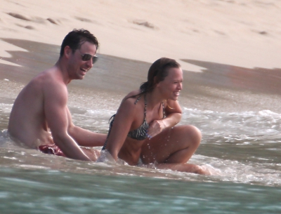 Kimberley_Walsh_on_holiday_in_the_Caribbean_080113_2821529.jpg