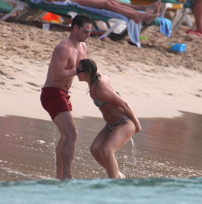 Kimberley_Walsh_on_holiday_in_the_Caribbean_080113_2822229.jpg