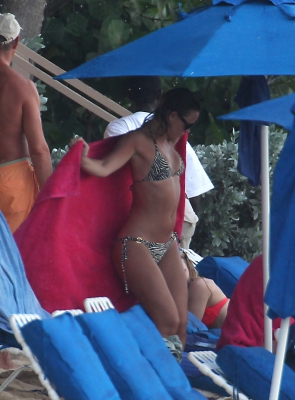 Kimberley_Walsh_on_holiday_in_the_Caribbean_080113_2824329.jpg