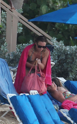 Kimberley_Walsh_on_holiday_in_the_Caribbean_080113_2824529.jpg
