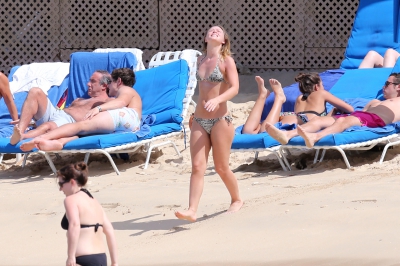 Kimberley_Walsh_on_holiday_in_the_Caribbean_080113_283129.jpg