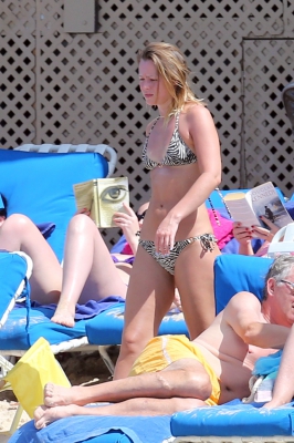 Kimberley_Walsh_on_holiday_in_the_Caribbean_080113_285129.jpg