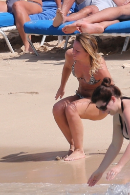 Kimberley_Walsh_on_holiday_in_the_Caribbean_080113_285429.jpg