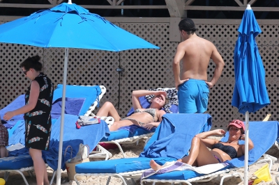 Kimberley_Walsh_on_holiday_in_the_Caribbean_080113_286329.jpg