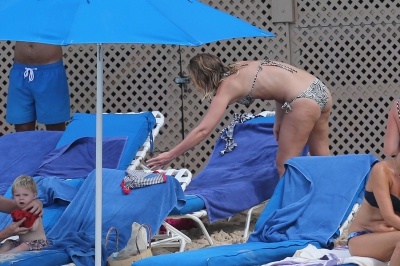 Kimberley_Walsh_on_holiday_in_the_Caribbean_080113_286429.jpg
