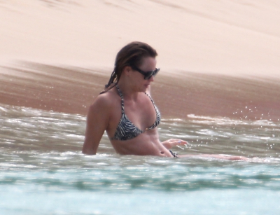 Kimberley_Walsh_on_holiday_in_the_Caribbean_080113_286929.jpg