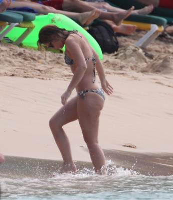 Kimberley_Walsh_on_holiday_in_the_Caribbean_080113_287329.jpg