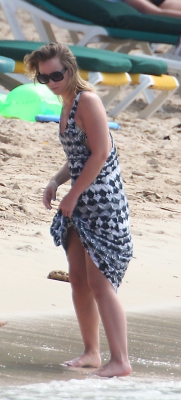 Kimberley_Walsh_on_holiday_in_the_Caribbean_080113_289129.jpg