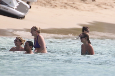 Kimberley_Walsh_on_holiday_in_the_Caribbean_080113_289929.jpg
