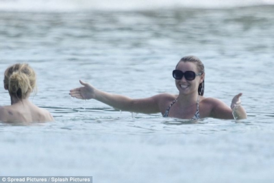 Kimberley_Walsh_on_holiday_in_the_Caribbean_08_01_13_281029.jpg