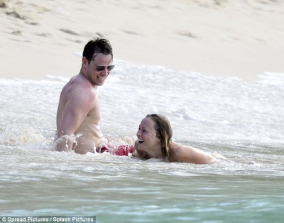Kimberley_Walsh_on_holiday_in_the_Caribbean_08_01_13_281129.jpg