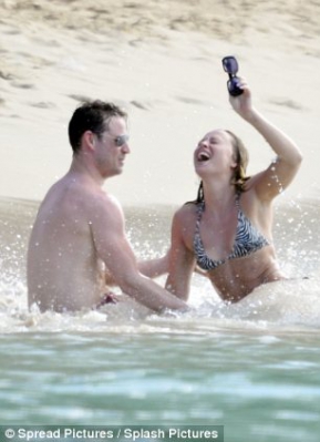 Kimberley_Walsh_on_holiday_in_the_Caribbean_08_01_13_281229.jpg