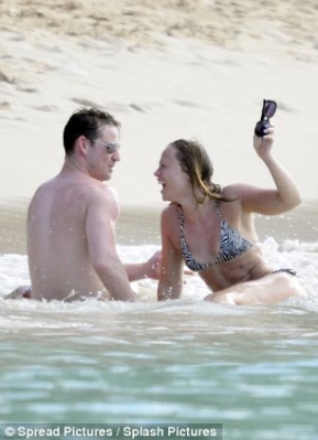 Kimberley_Walsh_on_holiday_in_the_Caribbean_08_01_13_281329.jpg