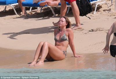 Kimberley_Walsh_on_holiday_in_the_Caribbean_08_01_13_28529.jpg