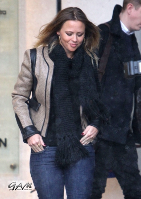Kimberley_Walsh_leaving_the_Radio_1_studios_20_01_13_281029.jpg