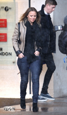 Kimberley_Walsh_leaving_the_Radio_1_studios_20_01_13_281129.jpg