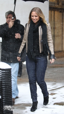 Kimberley_Walsh_leaving_the_Radio_1_studios_20_01_13_28629.jpg