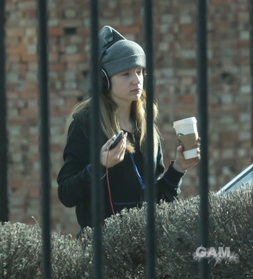 Kimberley_and_Nicola_arriving_at_a_studio_in_London_04_02_13_28429.jpg
