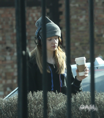 Kimberley_and_Nicola_arriving_at_a_studio_in_London_04_02_13_28829.jpg