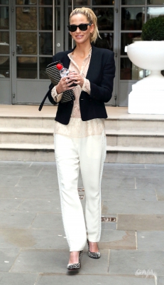 Sarah_Harding_out_and_about_in_London_05_02_13_281129.jpg