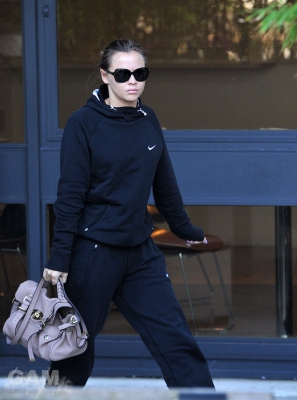 Kimberley_Walsh_arriving_at_the_ITV_Studios_07_02_13_28229.jpg