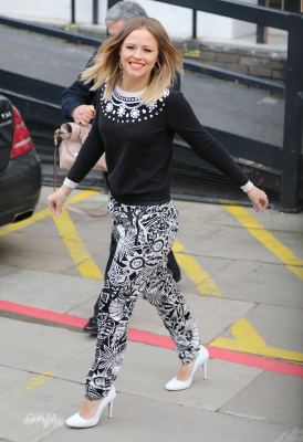 Kimberley_Walsh_leaving_the_ITV_studios_07_02_13_284729.jpg