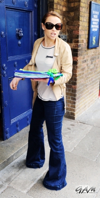 Kimberley_Walsh_outside_the_Theatre_Royal_18_05_12_281029.jpg