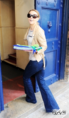 Kimberley_Walsh_outside_the_Theatre_Royal_18_05_12_281429.jpg